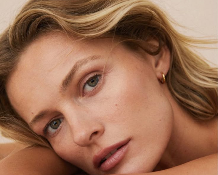 Femme avec une peau éclatante et lumineuse grâce à une routine de soins adaptée