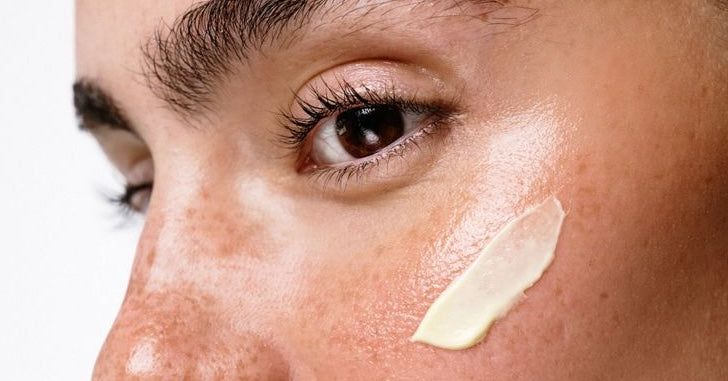 Soin solaire PDRN : protection solaire et soin anti-âge pour une peau lumineuse.