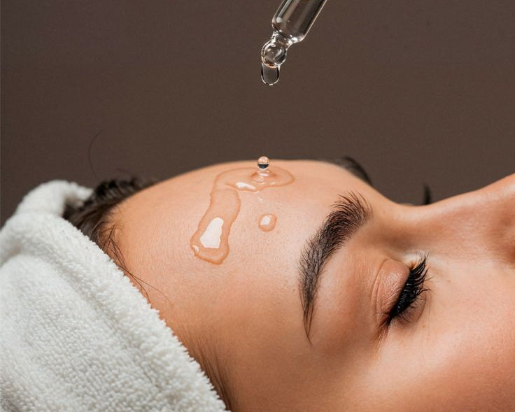 Peau du visage déshydratée femme appliquant une routine hydratante