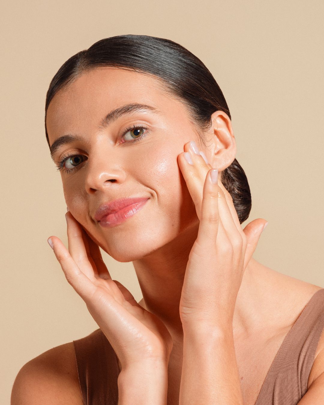 Femme avec une peau sensible apaisée et éclatante utilisant un soin Pier Augé