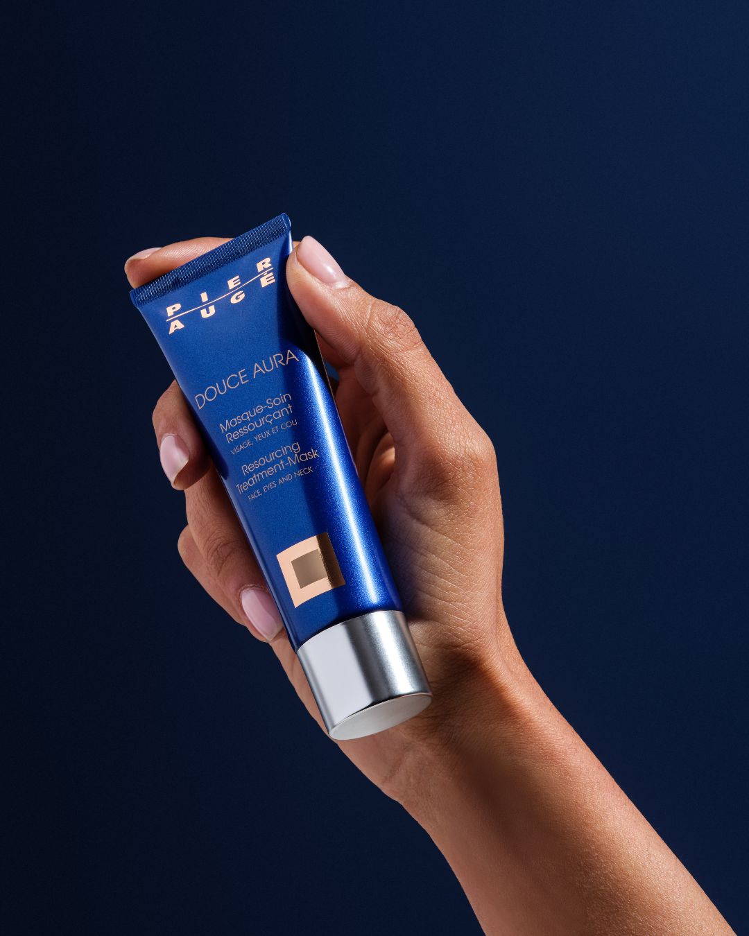 Femme appliquant un masque visage hydratant Pier Augé pour une routine beauté éclatante