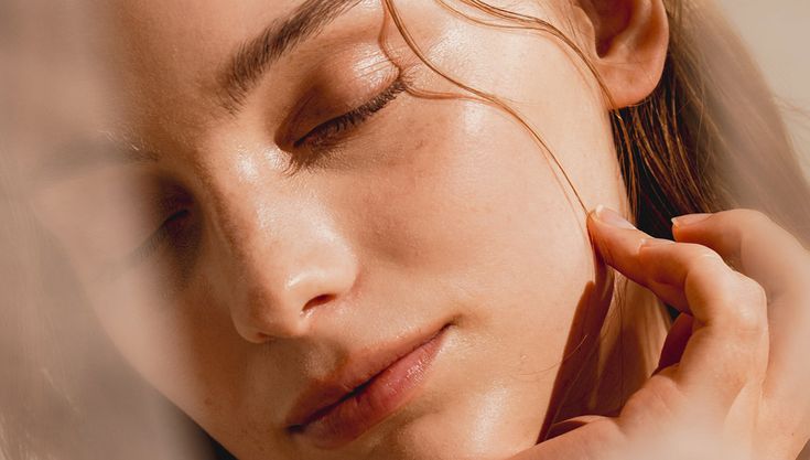 Femme avec une peau lumineuse et un teint éclatant effet glass skin