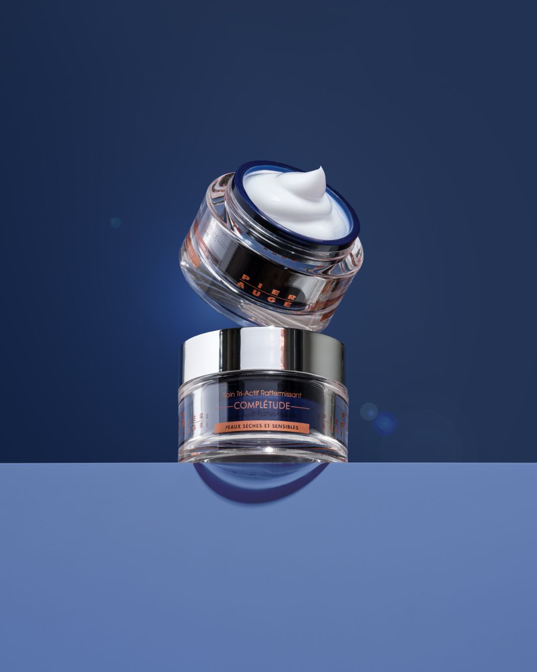 Femme jeune avec une peau éclatante appliquant une crème anti-âge Pier Augé