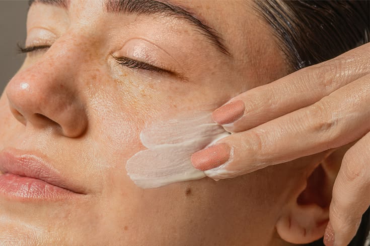 Femme avec une peau sèche malgré l'utilisation d'une crème hydratante